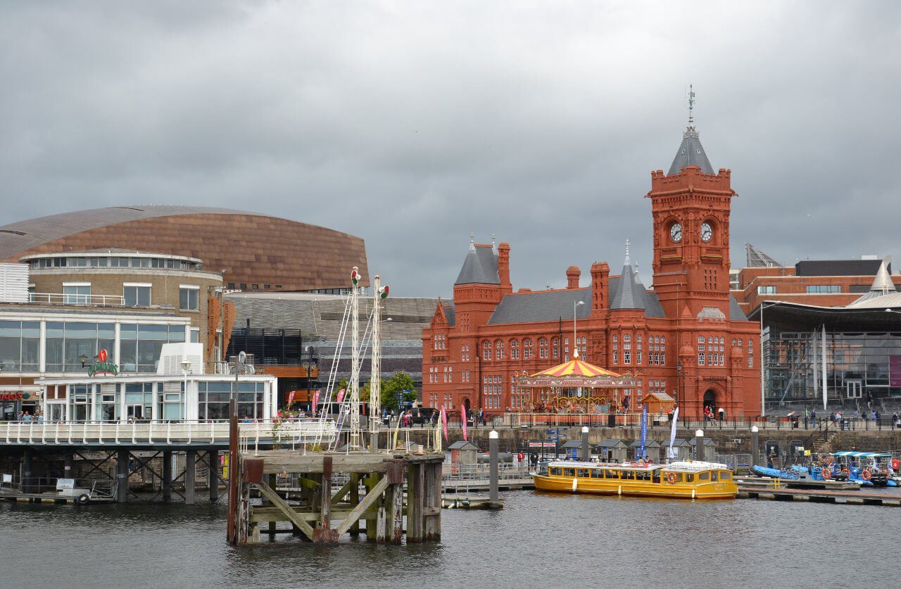 Zabudowania przy zatoce Cardiff Bay