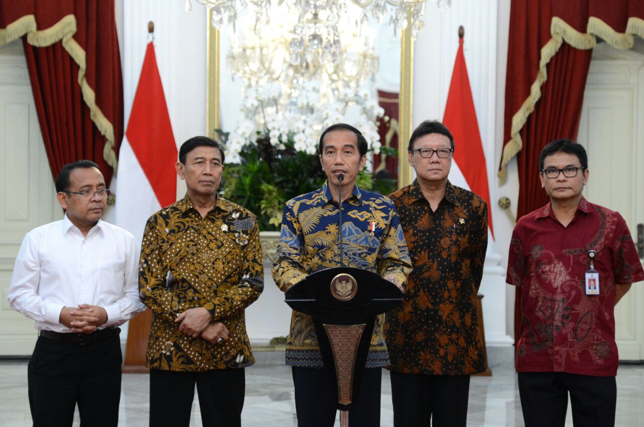 President Jokowi delivers a press statement on 2017 Simultaneous Regional Elections at the Merdeka Palace, Jakarta, Thursday (16/2). (Photo by: Bureau of Press, Media and Information)