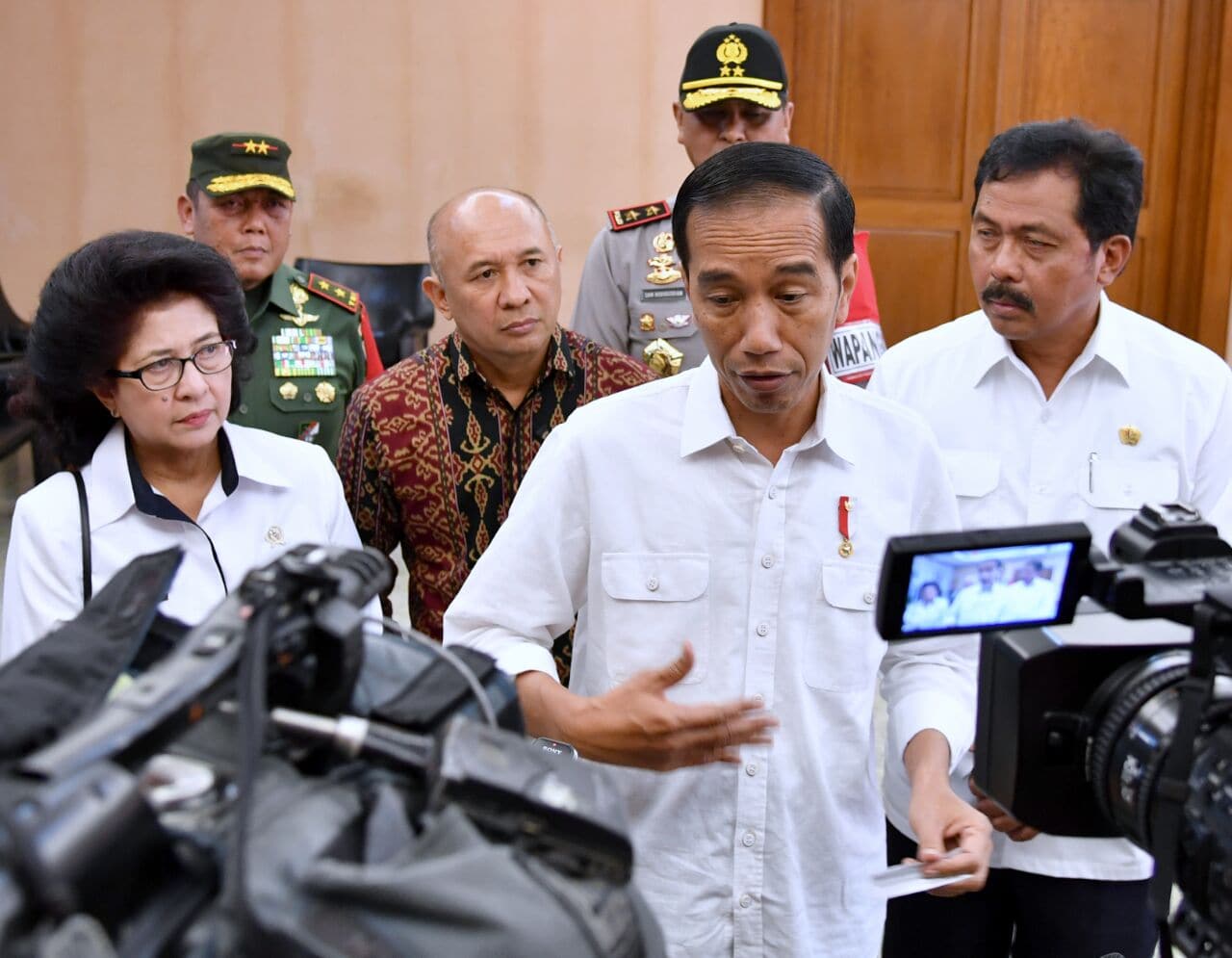 Presiden Jokowi memberikan pernyataan terkait aksi teror di London, saat singgah di Bandara Hang Nadim, Batam, Kamis (23/3) pagi. (Foto: Laily?Setpres)