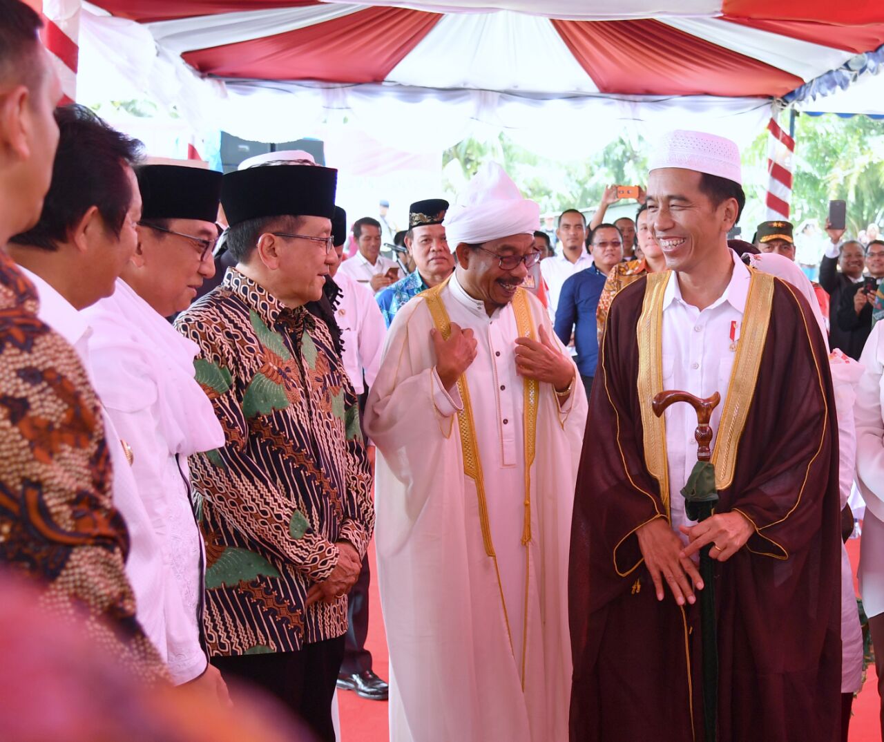 Presiden Jokowi saat meresmikan Tugu Titik Nol Pusat Peradaban Islam Nusantara, yang ada di Kelurahan Pasar Baru Gerigis, Kecamatan Barus, Kabupaten Tapanuli Tengah, Sumatera Utara (Sumut), Jumat (24/3). (Foto: BPMI)