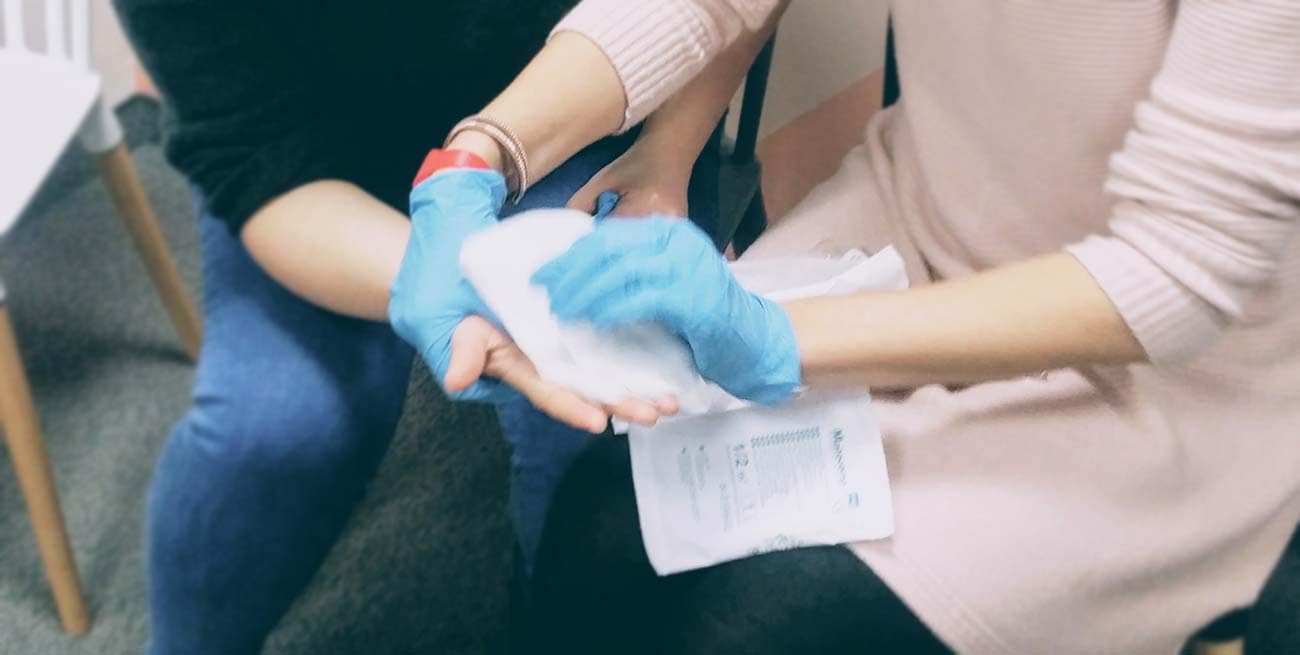 Jak Zatamować Krwotok Z Rany Ciętej Pierwsza pomoc w krwotoku - GOTOWI DO RATOWANIA. Kursy pierwszej pomocy