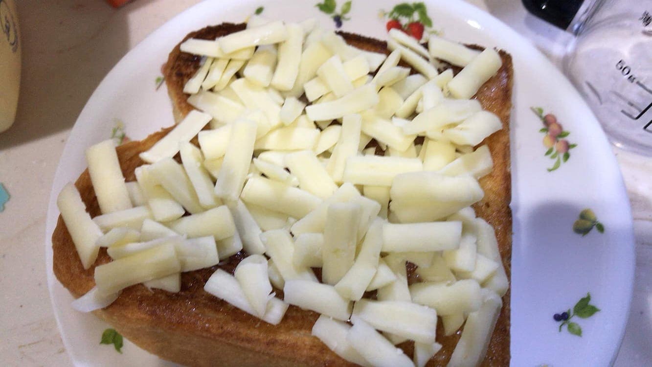 cheese-toast190516_014.jpg STEP3:焼けたパンにシュレッドチーズをのせます