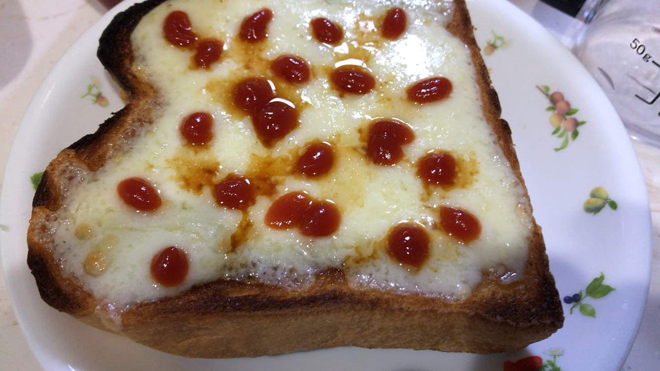 cheese-toast190516_022.jpg チーズトーストにケチャップに醤油をたらりとかけたもの