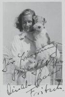 Dinah Grace mit ihrem Hund, ca. 1943 Dinah Grace mit Hund