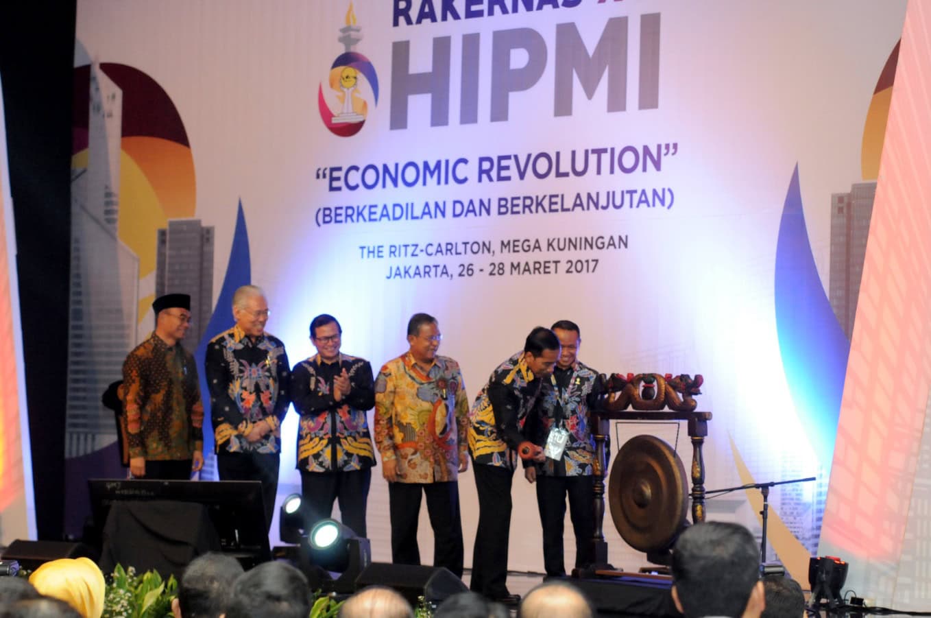 President Jokowi opens the 16th National Working Meeting of HIPMI and the Launching of HIPMI Go to School, at the Ritz Carlton, Jakarta, Monday (27/3). (Photo: PR/Oji)