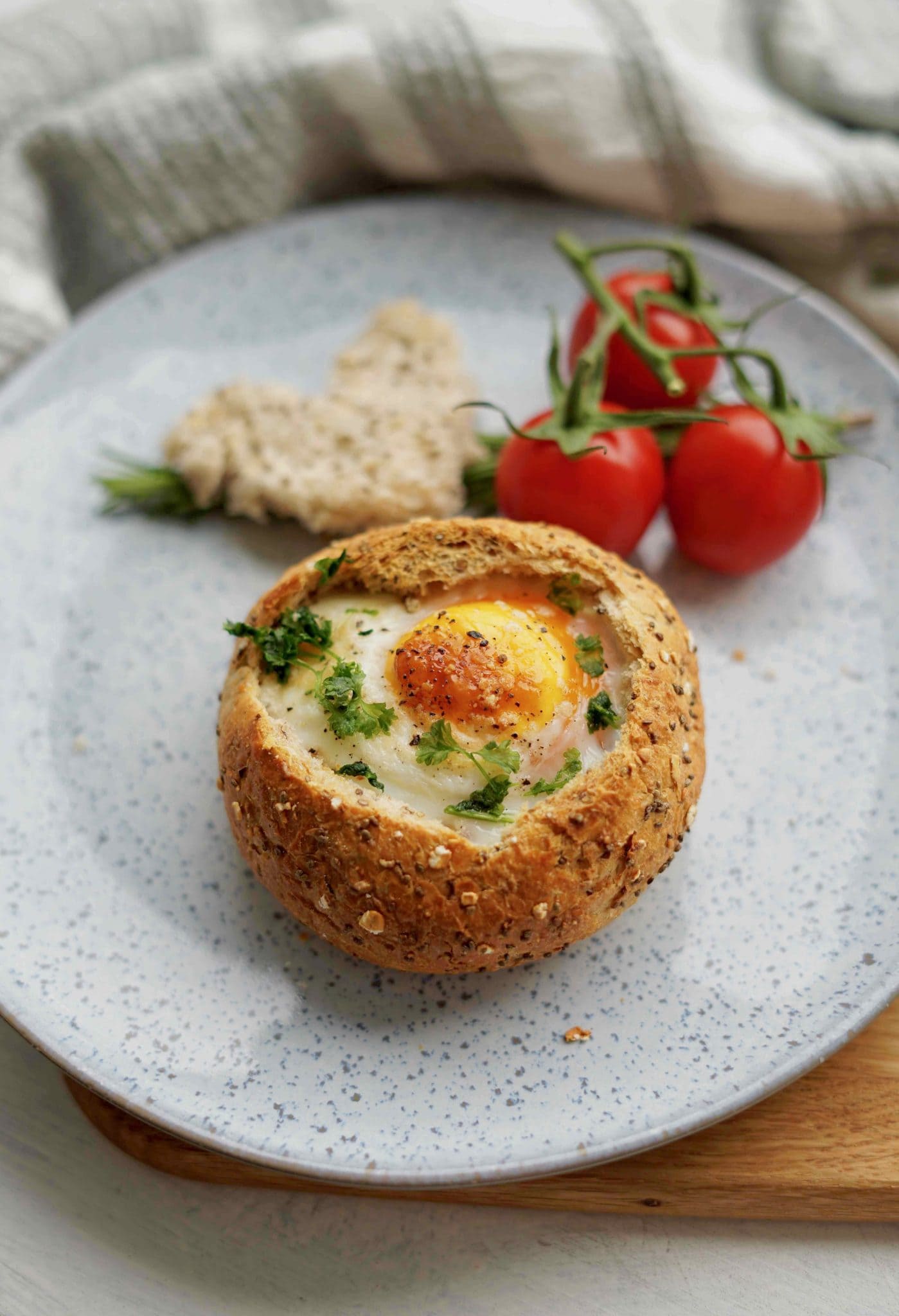 Valentinstag Rezept Frühstücksei im Brötchen