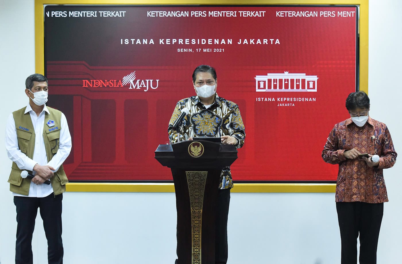 Ketua KPCPEN Airlangga Hartarto didampingi Menkes Budi Gunadi Sadikin dan Ketua Satgas Penanganan COVID-19 Doni Monardo
