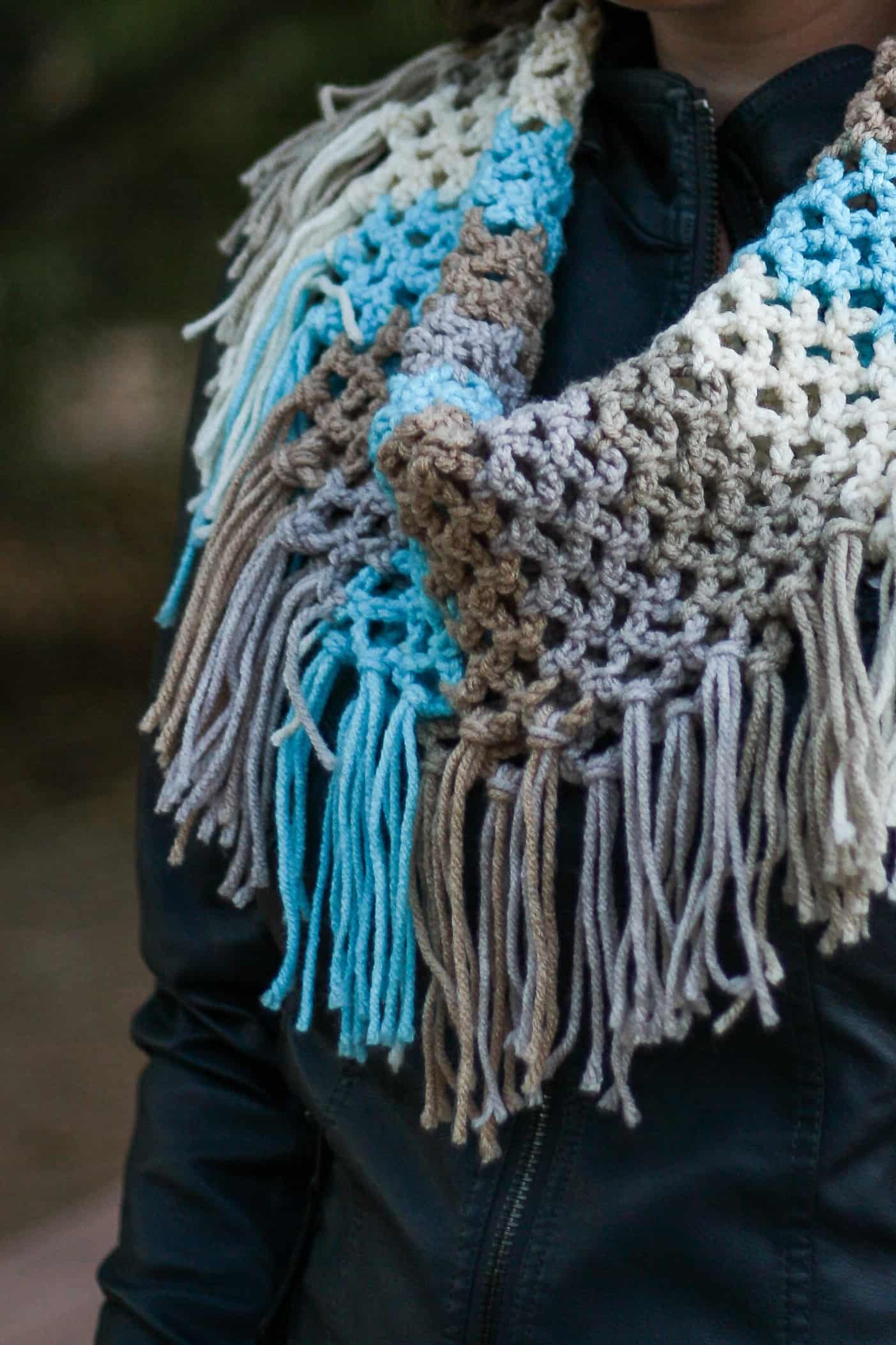 Fringe Cowl Free Crochet Pattern | This quick and easy fringe cowl is great for beginners and works up with just one skein of yarn.