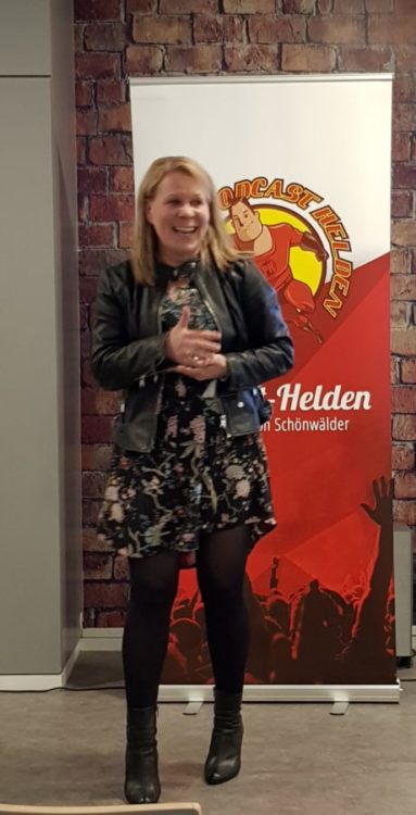 Kerstin Wemheuer gewinnt mit #fuckeinfachmachen den 1. Podcasthelden-Award der Geschichte Gewinnerin des 1. PHK-Award: Kerstin Wemheuer