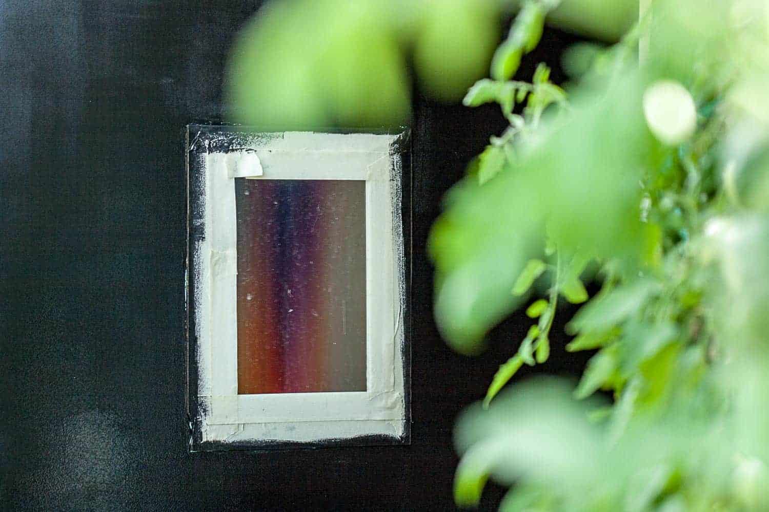 Tür mit Tafelfarbe streichen - DIY für ein großes Blackbord im Garten