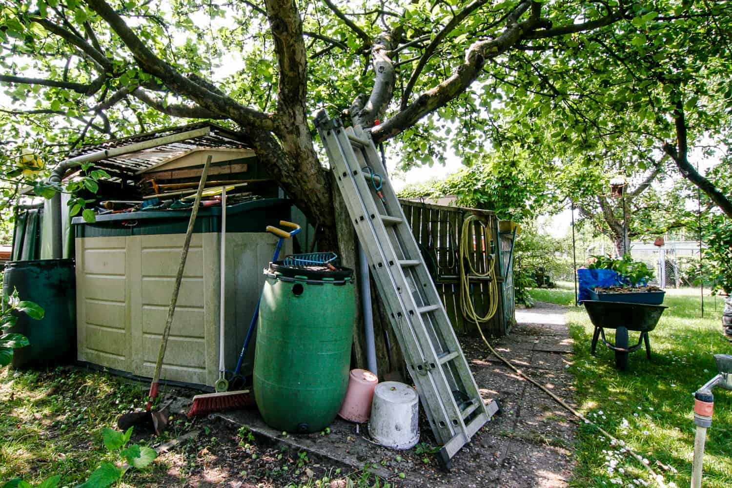 Die Gartenspüle: Vorher-Nachher, unterm Apfelbaum