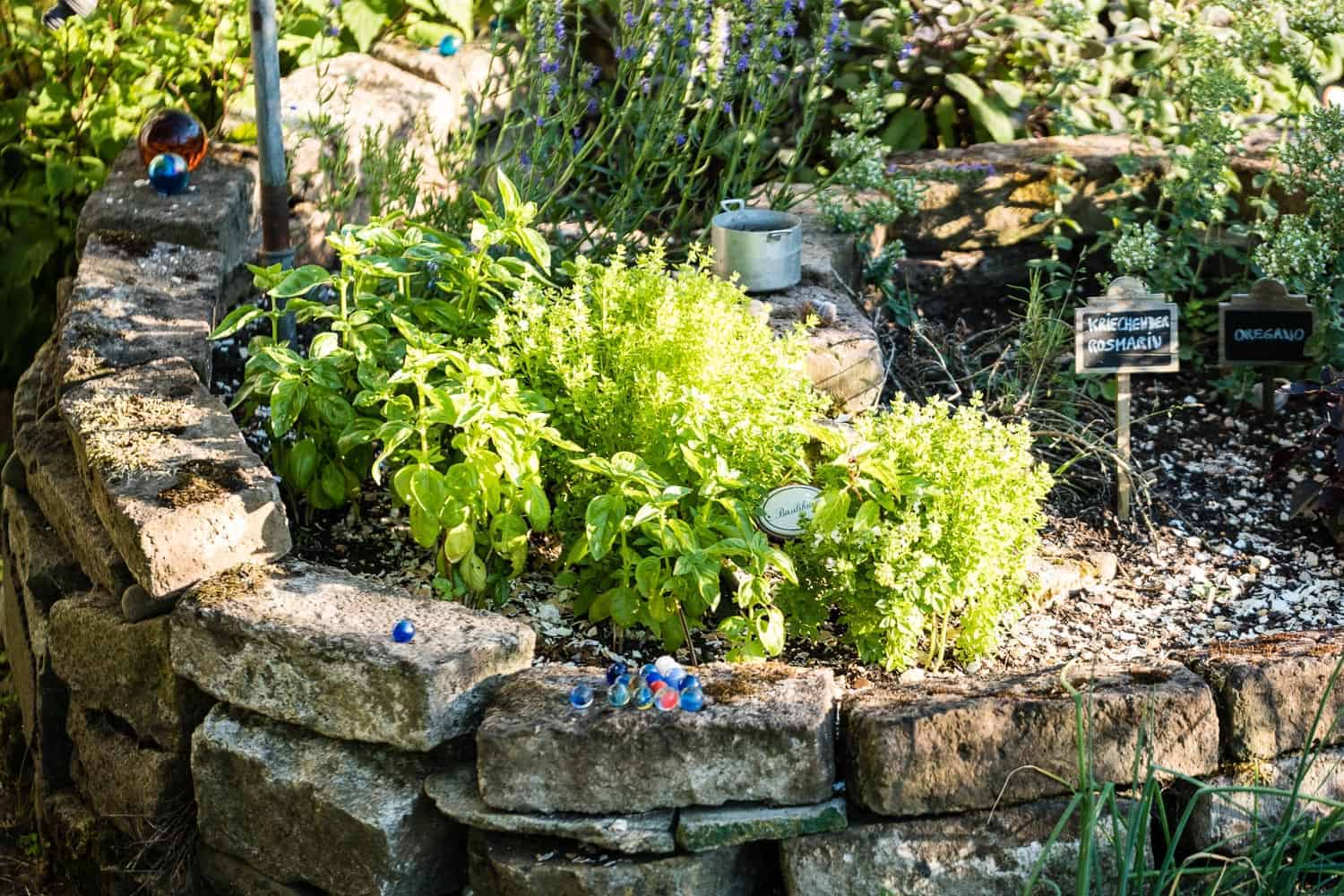 Welche Kosten fallen bei der Gartengestaltung an? Die wichtigsten Kostenfaktoren mit Summen. Wo kann man Kosten einsparen? Mit praxiserprobten Spartipps.