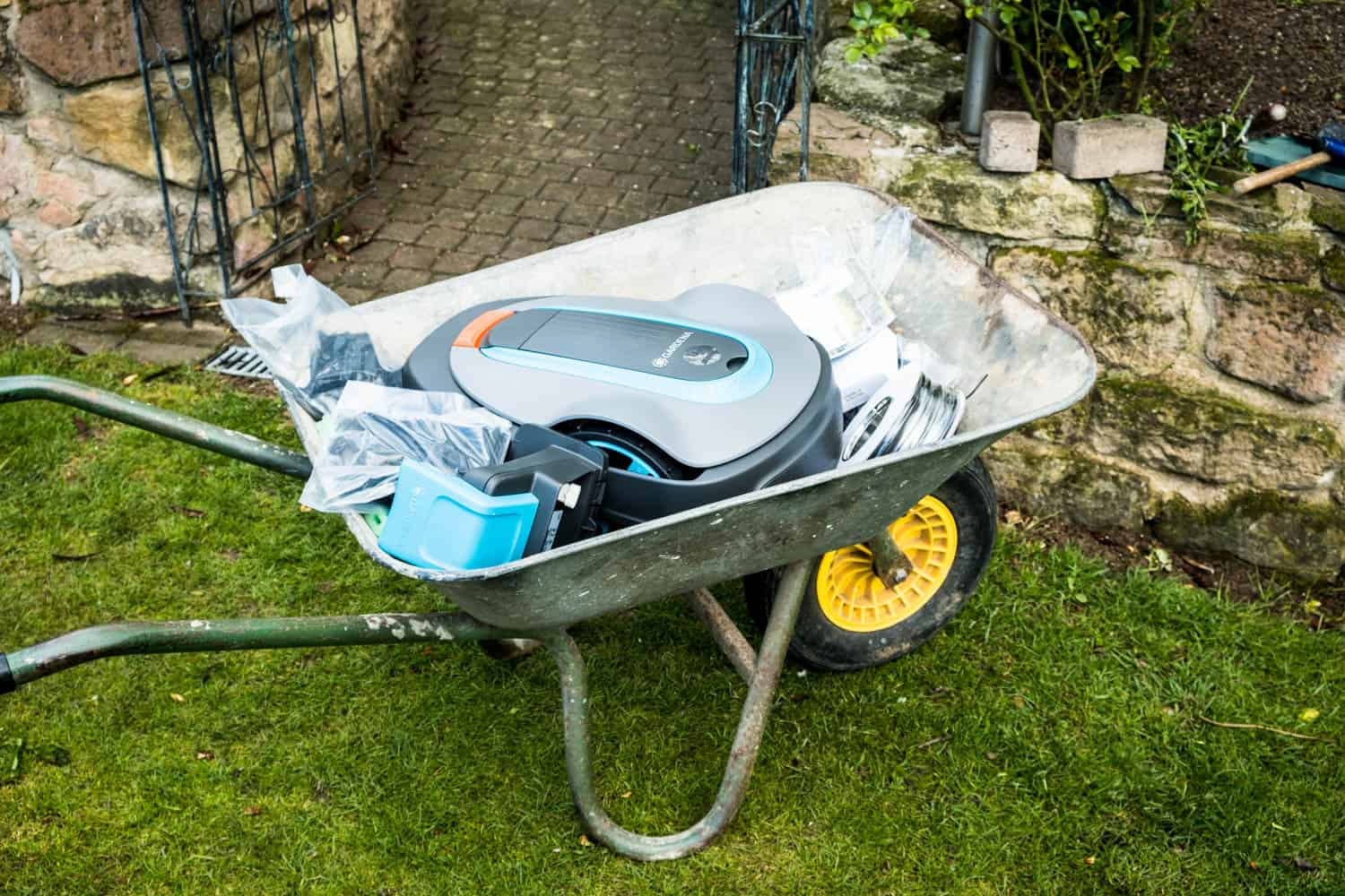 Gardena Rasenmähroboter in einer Schubkarre