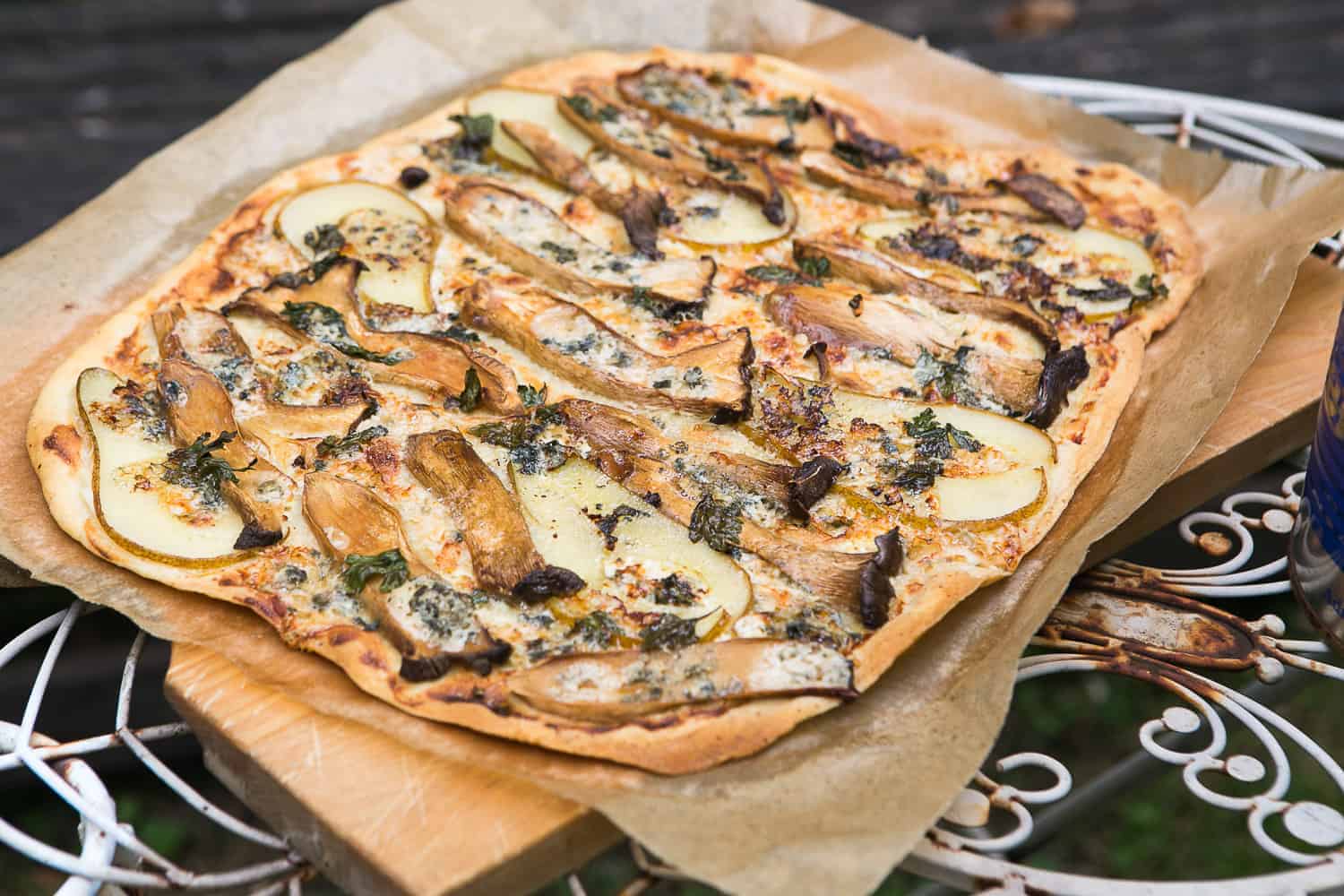 Flammkuchen mit Pilzen, Birne und Blauschimmelkäse