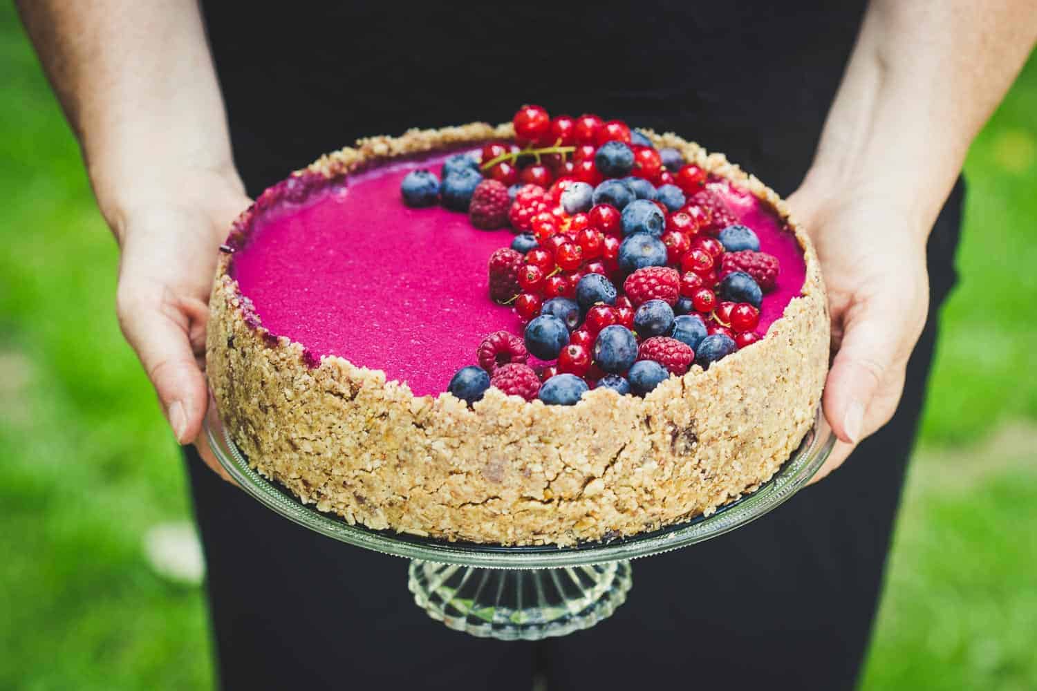 No-Bake-Cake mit frischen Beeren