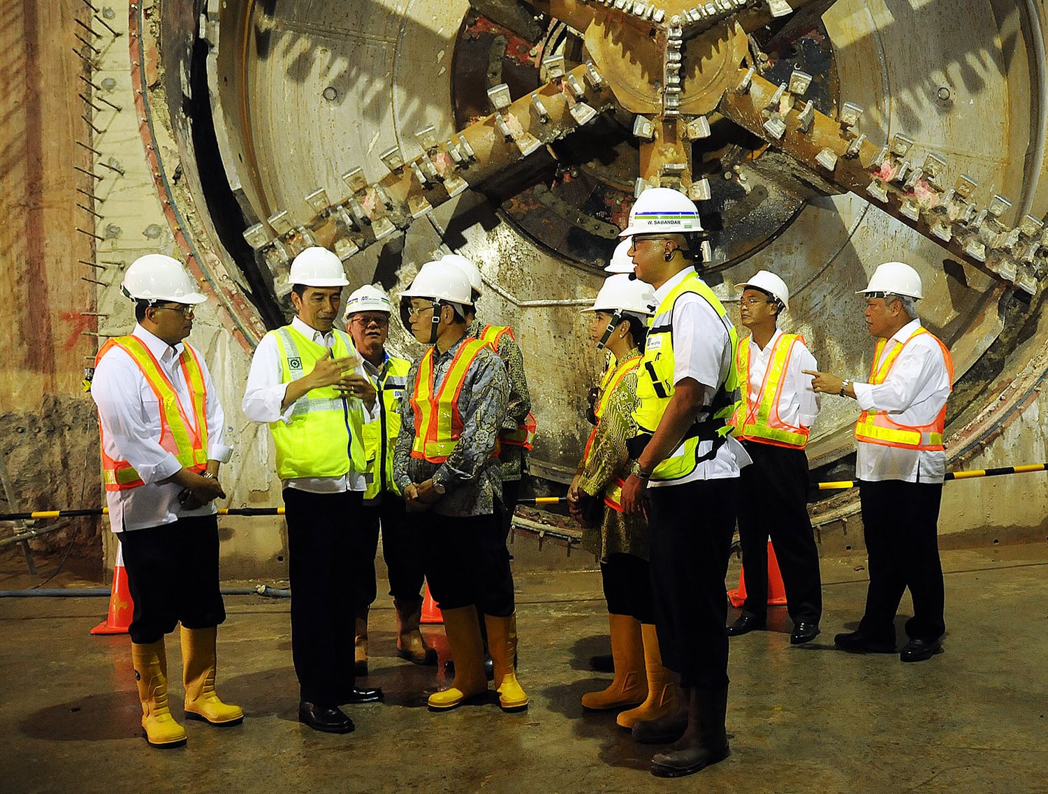 President Jokowi inspects the completion of Mass Rapid Transit tunnel (Connecting Patung Pemuda (Statue of Youth )- Hotel Indonesia Traffic Circle) on Thursday (23/2), in Setiabudi, Jakarta