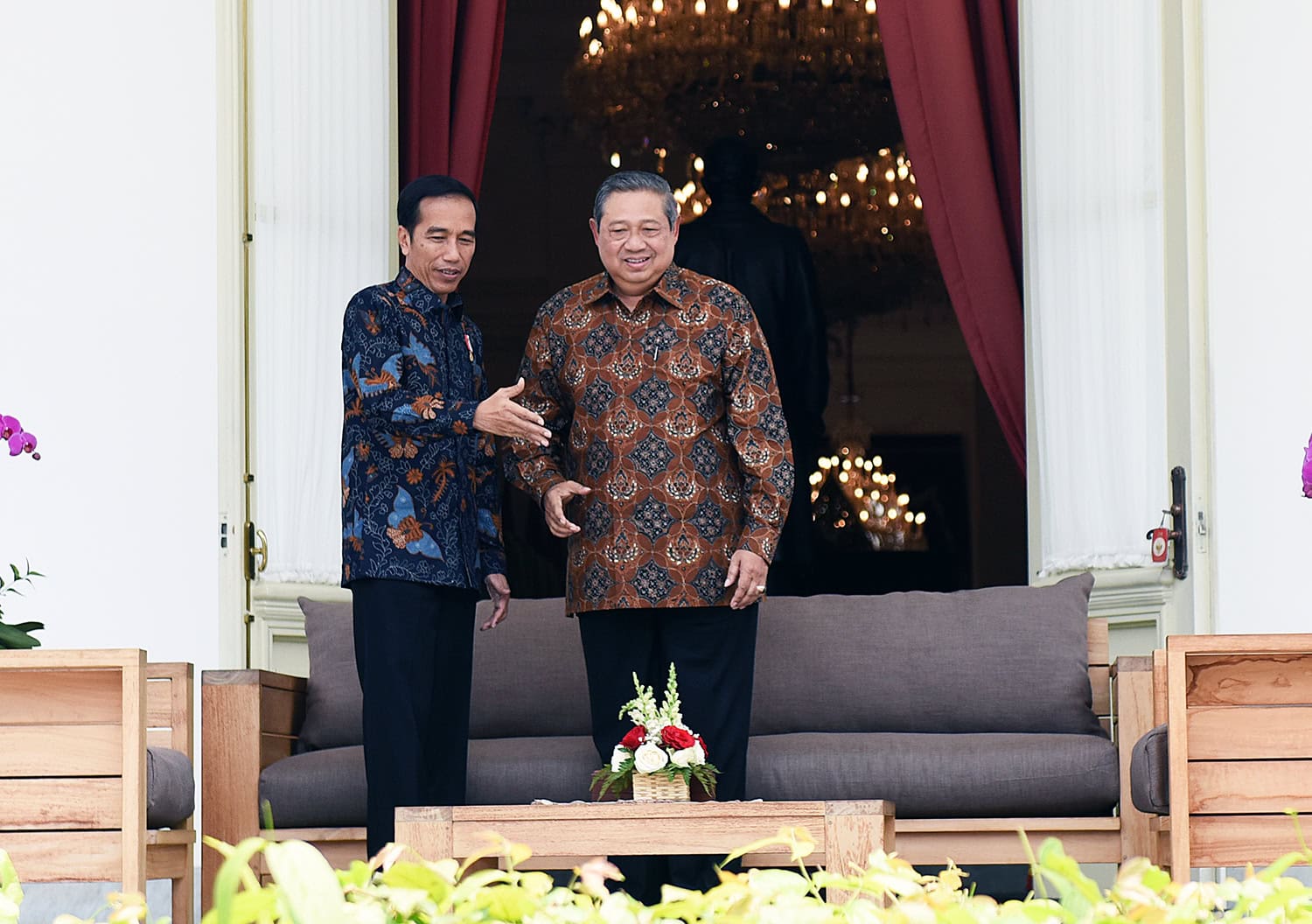 Presiden Jokowi menyambut hangat kunjungan Presiden RI ke-6 Susilo Bambang Yudhoyono, di Istana Merdeka, Jakarta, Kamis (9/3) siang. (Foto: Agung/Humas)