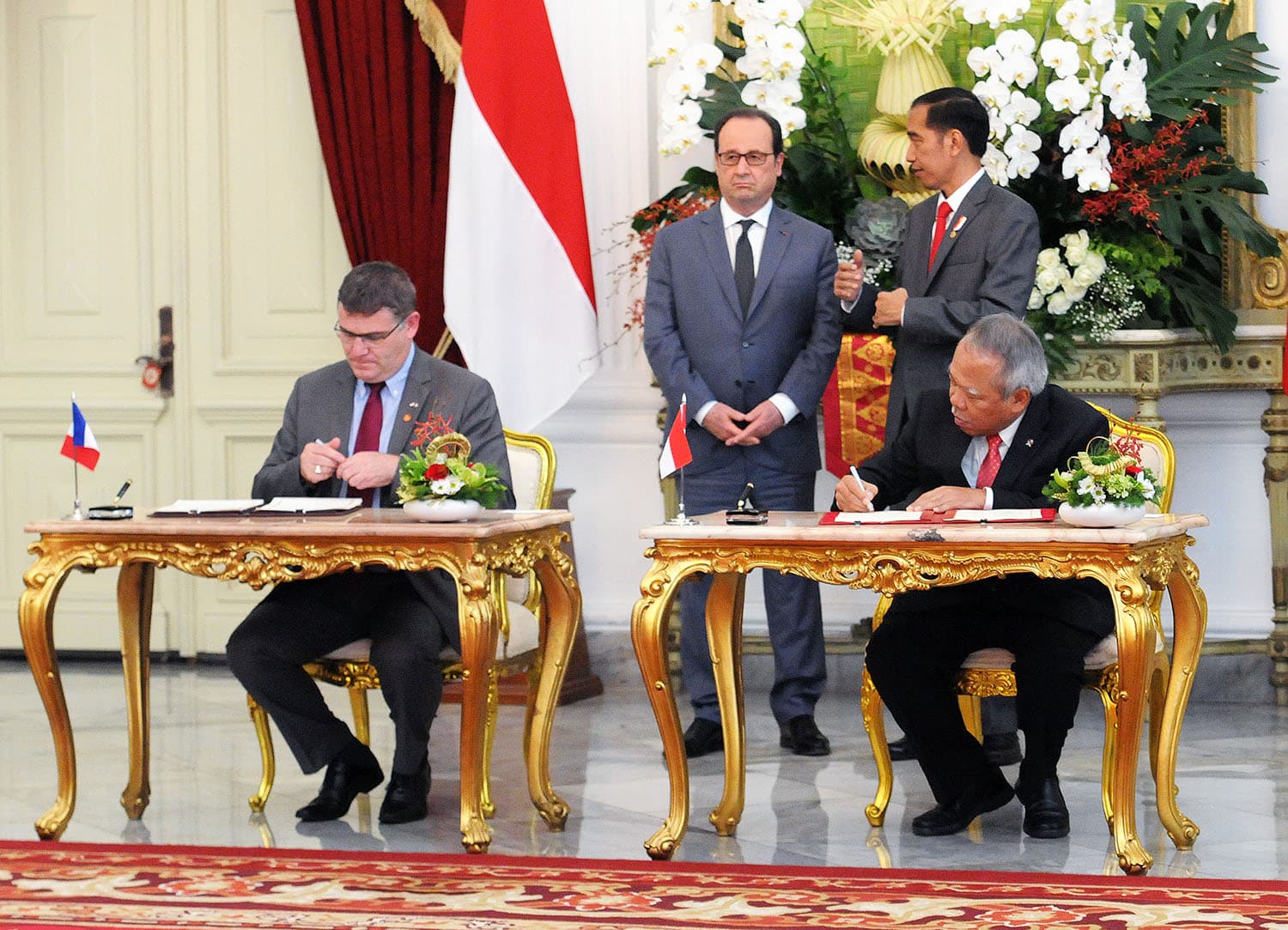 President Jokowi and President of France François Hollande witness the signing of MoUs, at the Merdeka Palace, Jakarta, Wednesday (29/3) afternoon (Photo: Agung/PR)
