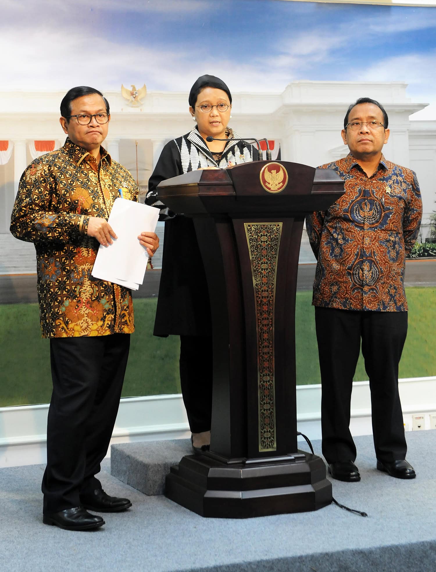 Menlu usai Rapat Terbatas memberikan keterangan mengenai persiapan IORA di Kantor Presiden Jakarta (2/3). (foto: Humas Nia)
