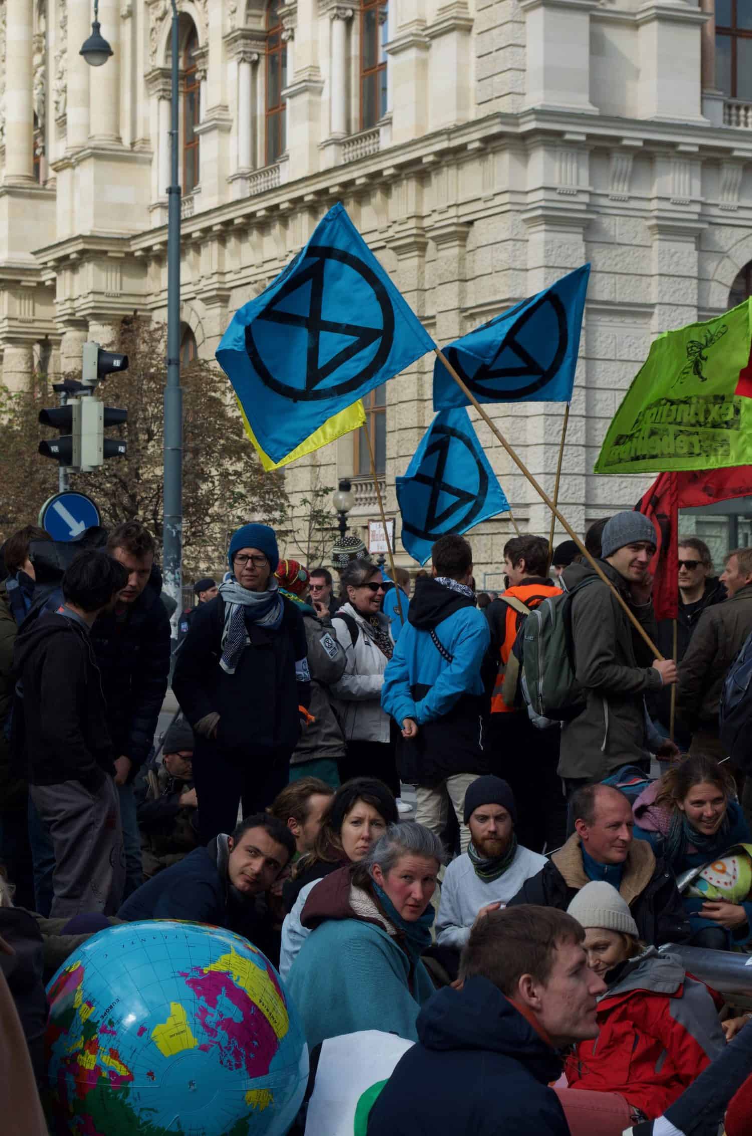 Aktion Erde, Rebellion Week Oktober 2019 Wien XR AktivistInnen blockieren die Kreuzung Getreidemarkt/Mariahilfer Straße im Rahmen der Rebellion Week im Oktober 2019