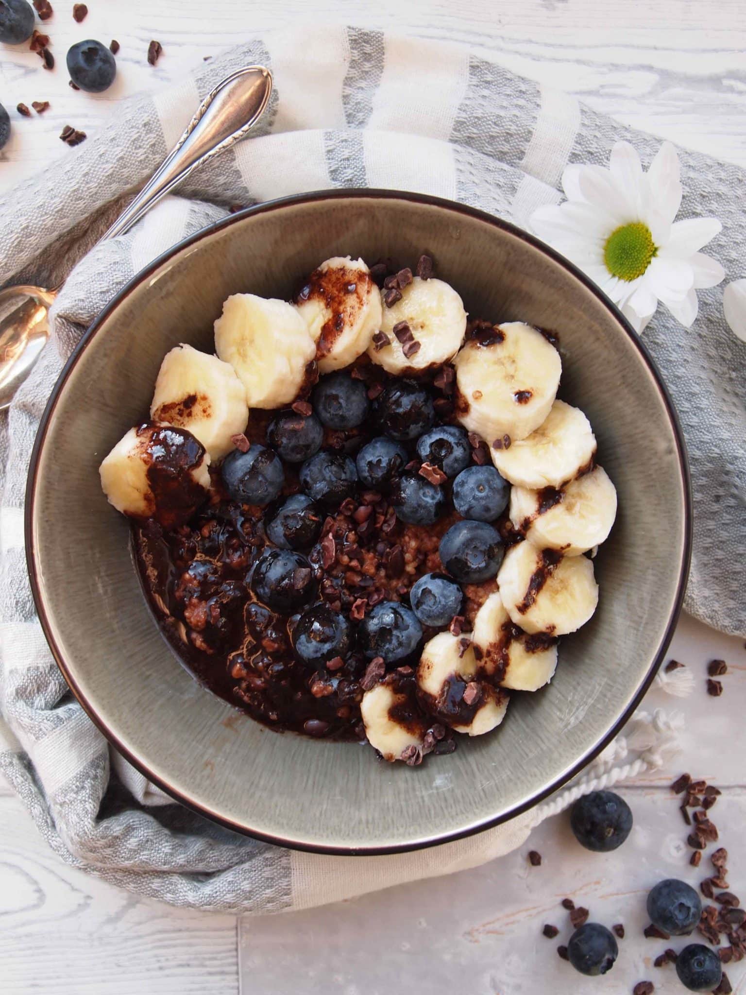 Kakap-Hirse-Porridge mit Schokosoße