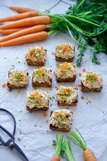 Zuckerfreie Carrot Cake Bites mit Dattel-Frischkäse-Frosting