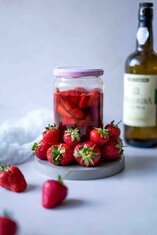 Beschwipste Erdbeeren in Madeirawein