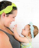 The Casual Cotton Headband free crochet pattern is designed to dress up the plain tank top and jeans look. This is an easy pattern that is great for beginners. This quick pattern works up with just some basic stitches. This headband goes great with a ponytail, messy bun or hair down. #crochetpattern #freecrochetpattern #headband #messybun #crochet
