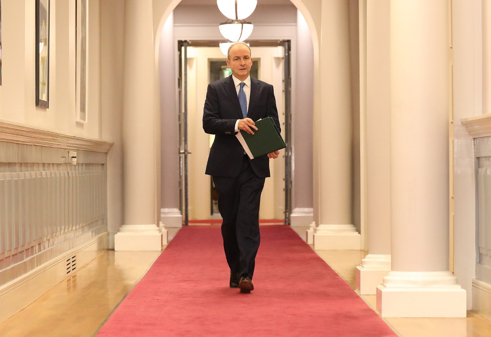 Belfast: Emergency Stormont meeting after night of violence