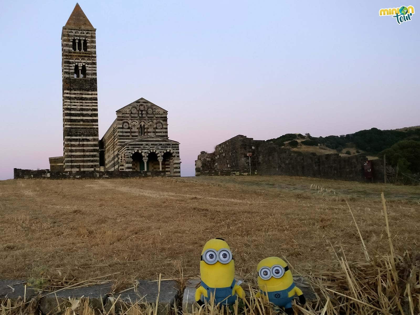 Admirando la basílica de la Santísima Trinidad de Saccargia 10 cosas que ver en Cerdeña con MiniOnTour