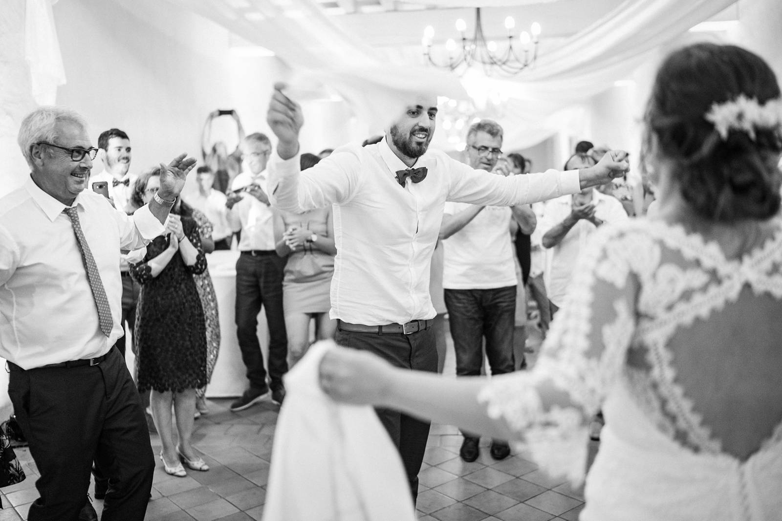 Le reportage photo du mariage civil et religieux de M+F à Salleboeuf et Château de La Loubière à Bonnetan. Alexandre Roschewitz Photographe Mariage.