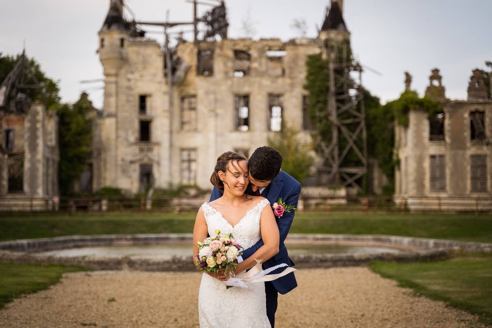 L'aperçu du mariage religieux à Saint Crepin Ibouvillers de E+A puis au Domaine de Montchevreuil. Alexandre Roschewitz Photographe Mariage.