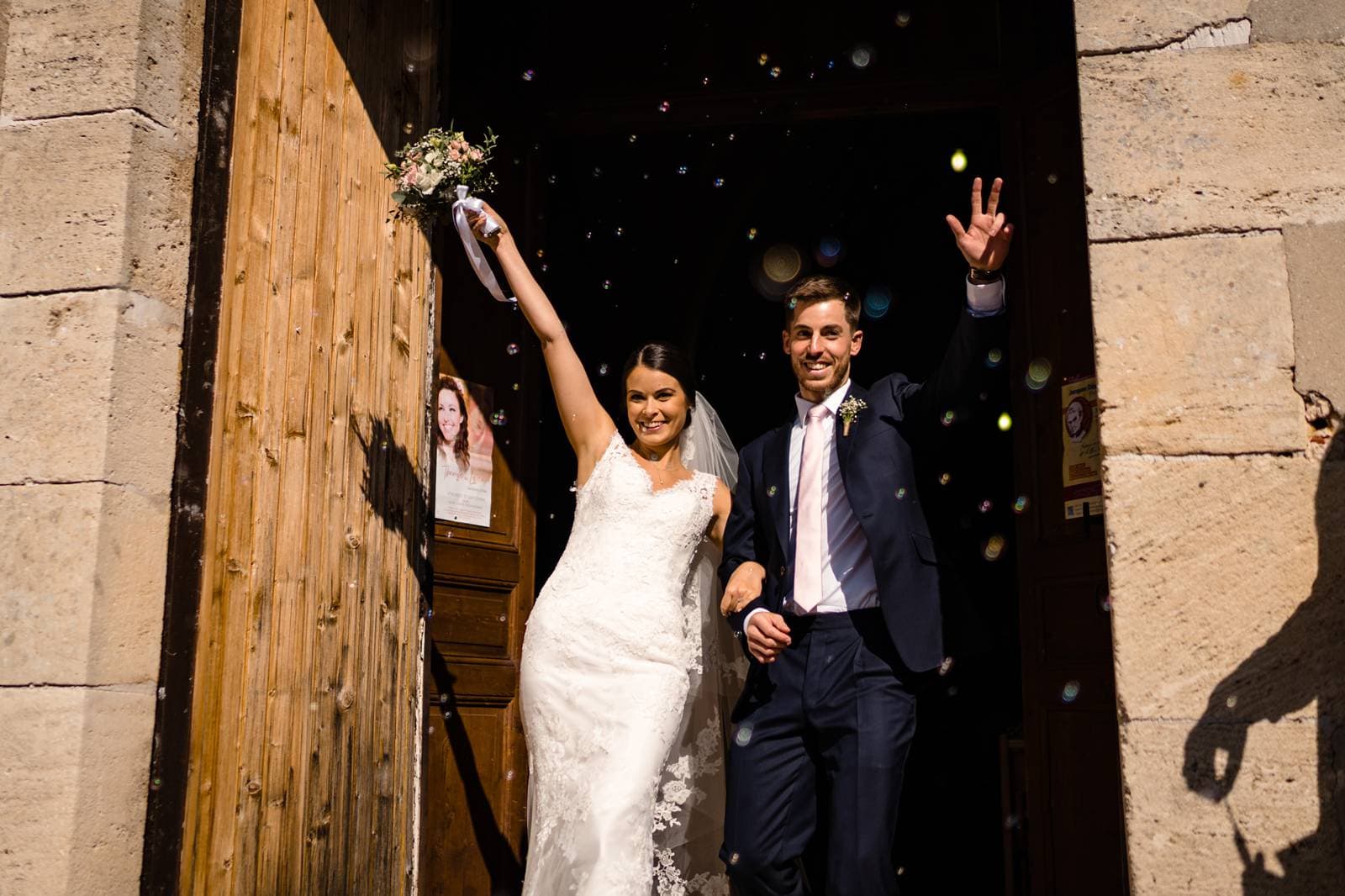 L'aperçu du mariage religieux à Gasny en Normandie de C+Q puis à La Grange de Fontenay. Drone et Fumigène inclus ! Alexandre Roschewitz Photographe Mariage.