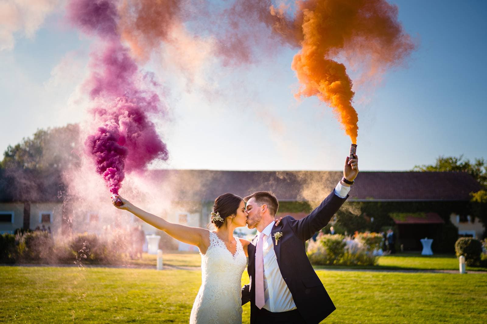 L'aperçu du mariage religieux à Gasny en Normandie de C+Q puis à La Grange de Fontenay. Drone et Fumigène inclus ! Alexandre Roschewitz Photographe Mariage.