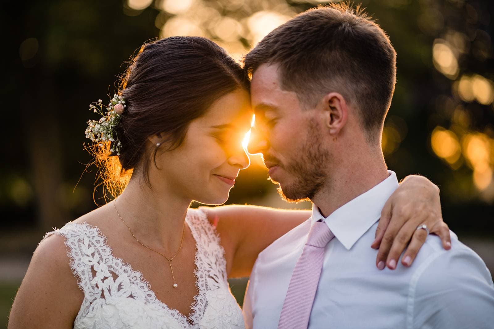 L'aperçu du mariage religieux à Gasny en Normandie de C+Q puis à La Grange de Fontenay. Drone et Fumigène inclus ! Alexandre Roschewitz Photographe Mariage.