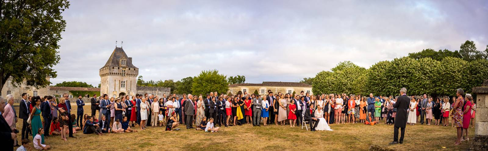 Le reportage mariage à la basilique Saint-Eutrope de Saintes et au Château La Roche Courbon en Charentes-Maritime. Alexandre Roschewitz Photographe Mariage.