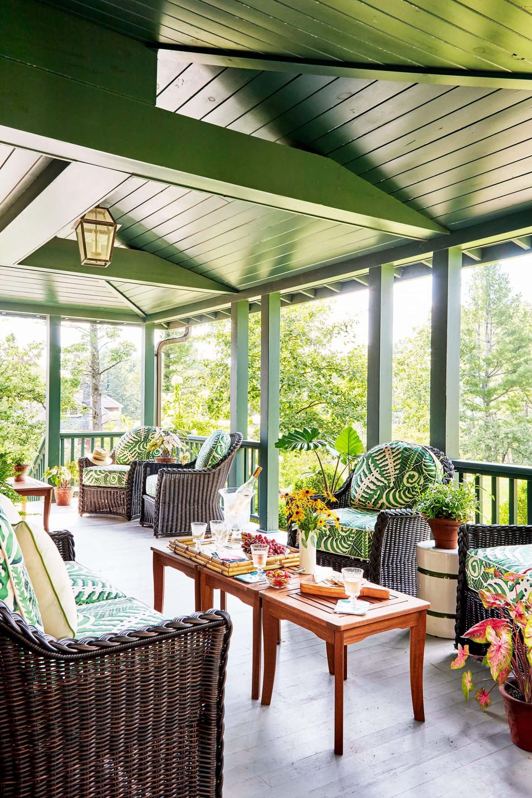 MULTIPLE FRONT PORCH SEATING AREA