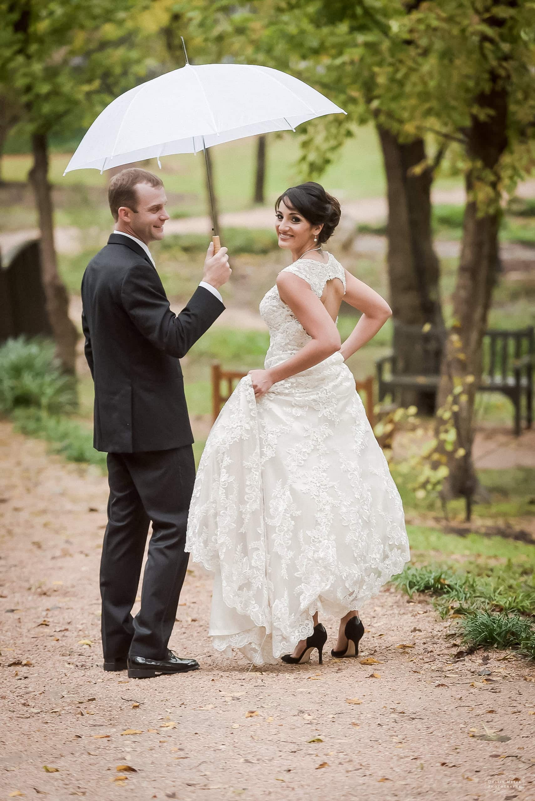 Umlauf Sculpture Garden Austin Wedding umlauf wedding and umbrella