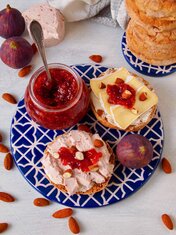Bolo de caco com compota de figo -Süßkartoffelbrot mit Feigenmarmelade