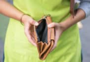 Frau leerer Geldbeutel kein Geld