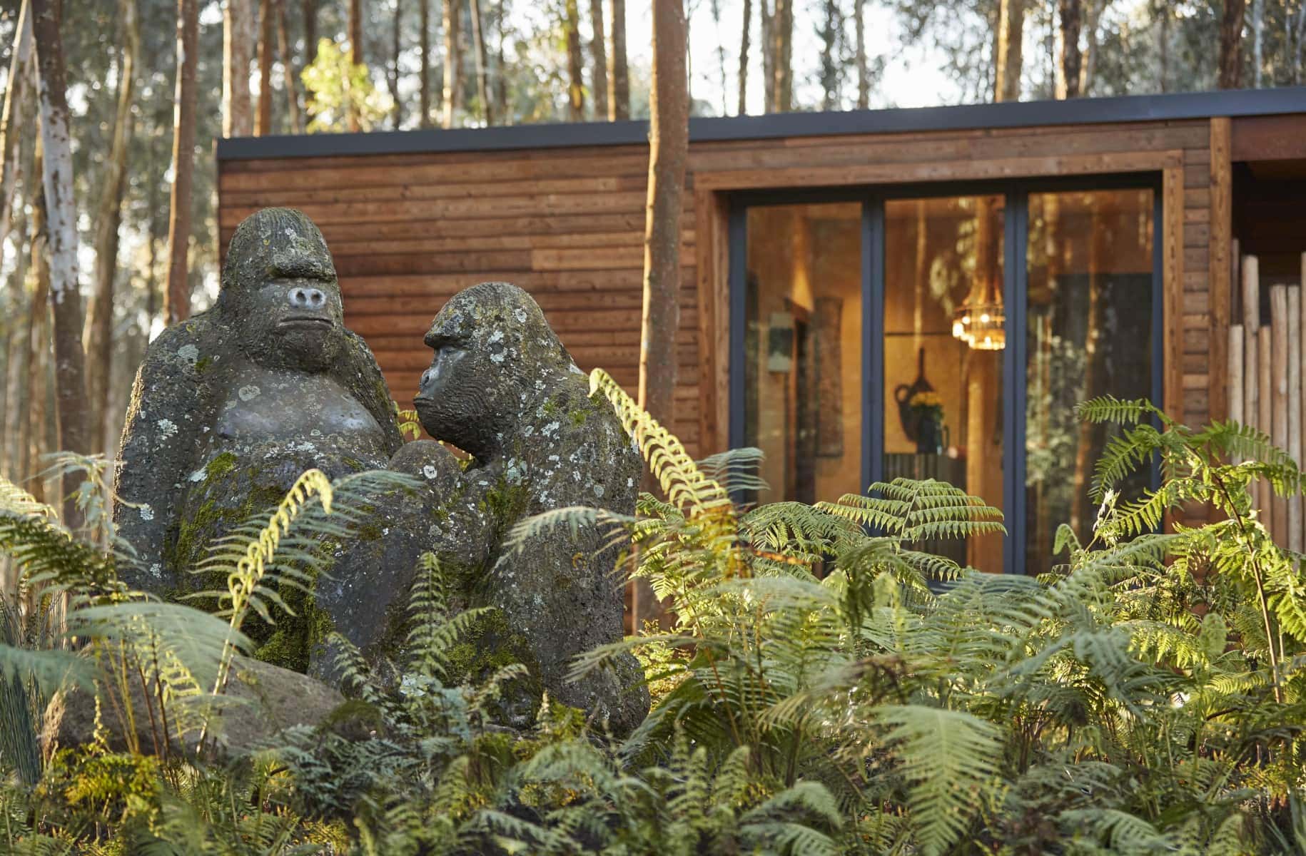 1920_oo-gorillasnest-exterior-statue-spa-0016-master