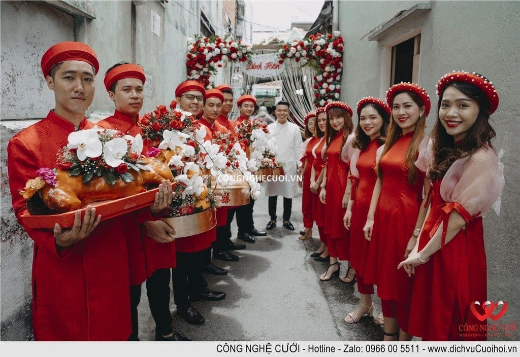Đội đoán mâm quả nhà cô dâu chuẩn bị nhận mâm quả từ nhà trái