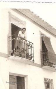 fotos antiguas de Oria oretano Joaquín Masegosa Rodriguez, Christiane, esposa, en el balcón de la casa