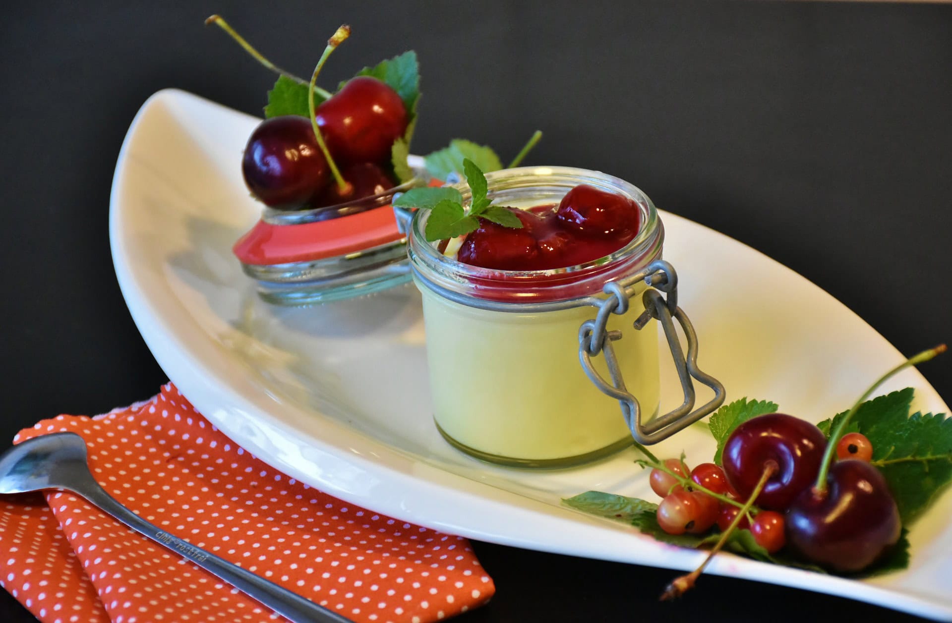 Receta de Vasitos de Cereza. crema de queso con coulis de cerezas