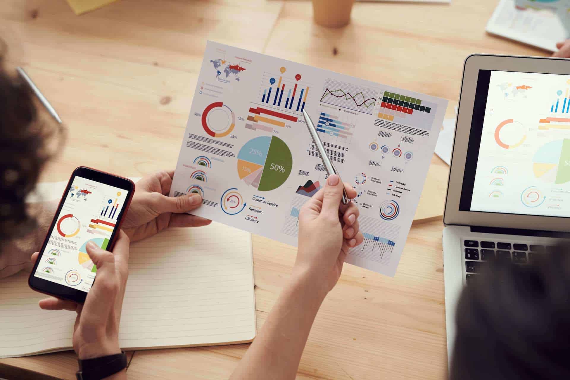 Portfolioanalyse-Fuer Investoren Konferenztisch mit Flipchart