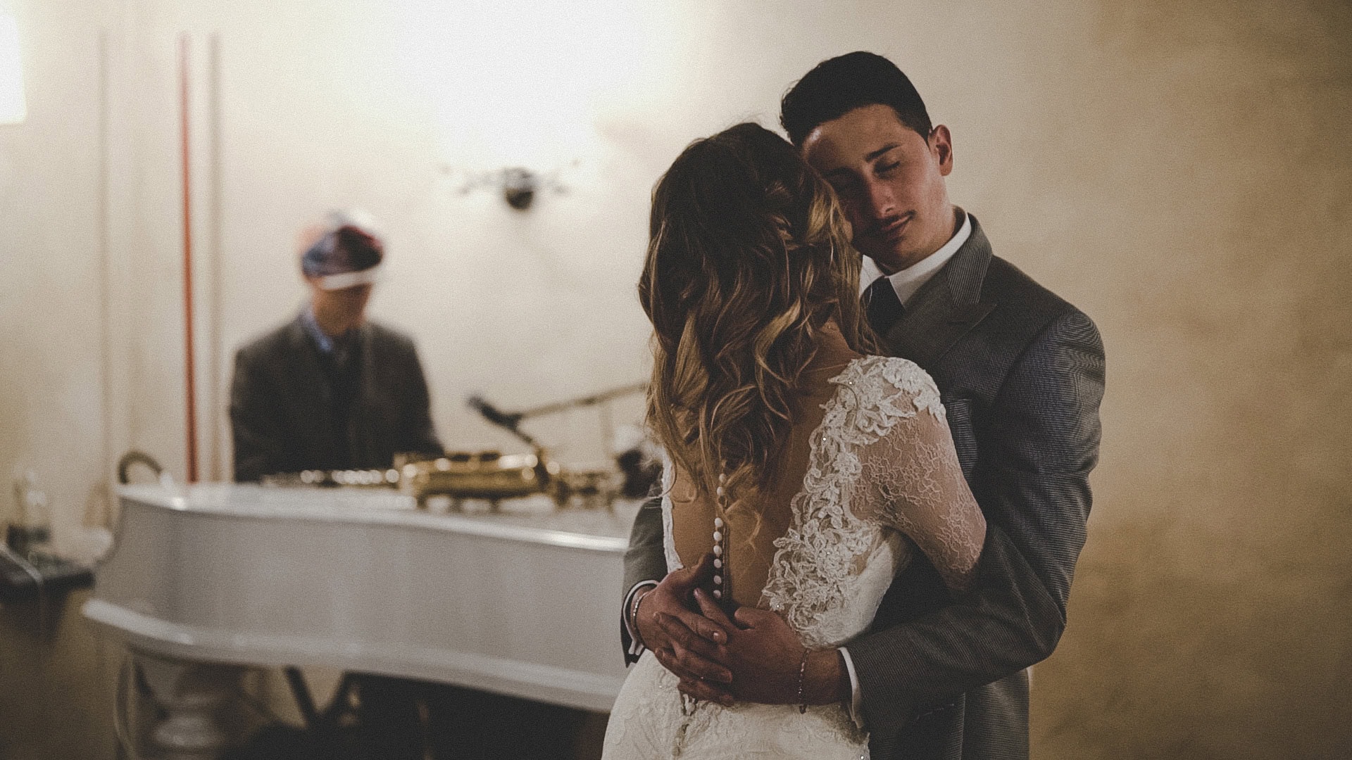 abito da sposa invernale sposi che ballano alla musica del pianoforte