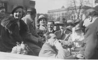 Willy Fritsch und Lilian Harvey im offenen Wagen inmitten von Breslauer Fans. Willy Fritsch und Lilian Harvey umringt von Fans