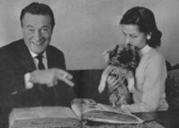Dinah Grace und Willy Fritsch mit dem Pekinesen Tschischi zuhause in Hamburg, 1961 Willy Fritsch und Dinah Grace