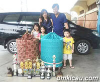 AKIA DAN KELUARGA USAI MENGIKUTI LOMBA DI SKIFF BC CUP JAMBI, MINGGU (6.1)