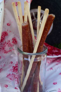 Mini-Foccacia - Fröhliche Landpartie 3 Salamisticks